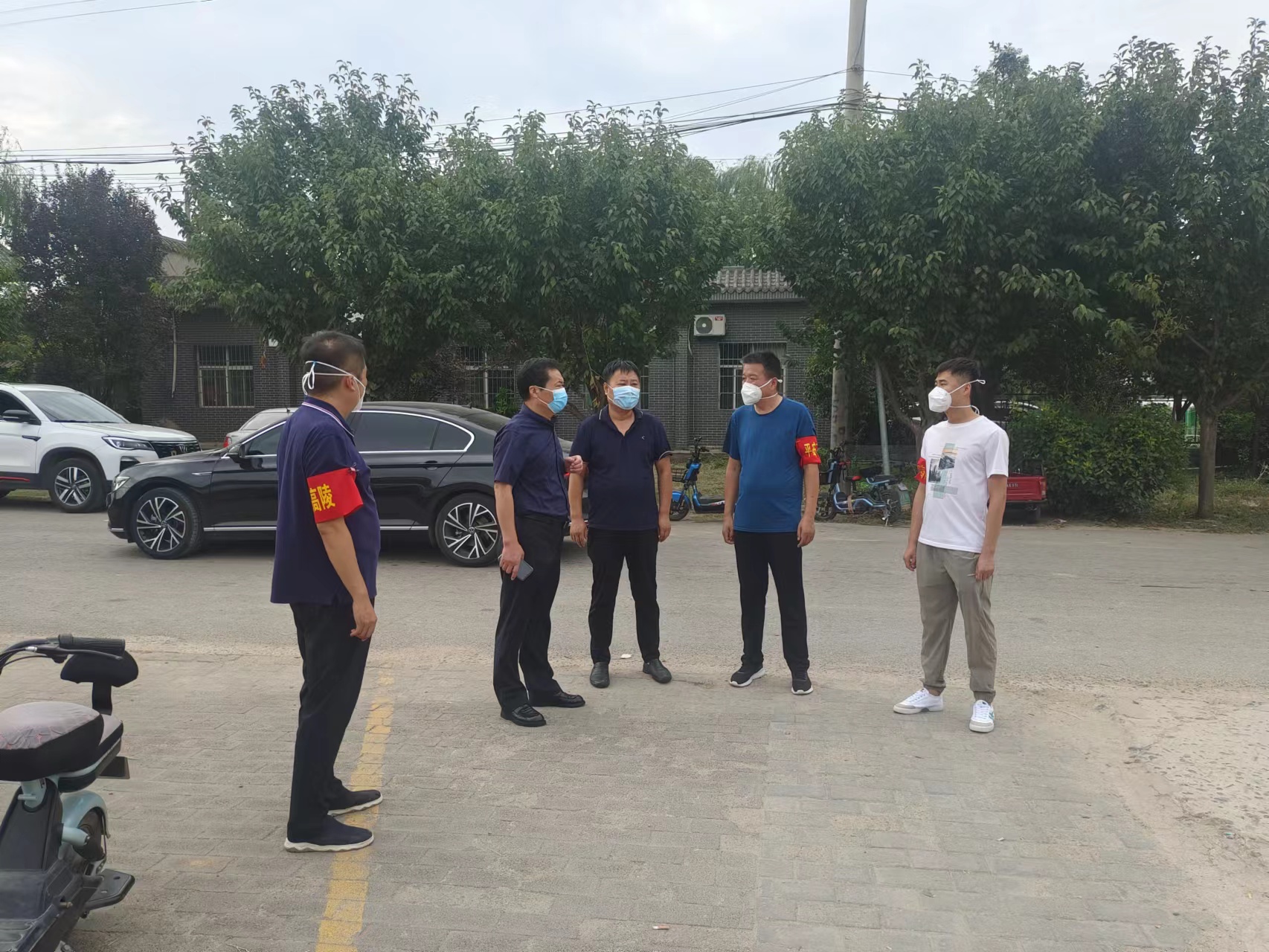 鹿慧建设总经理慰问疫情防控执勤人员